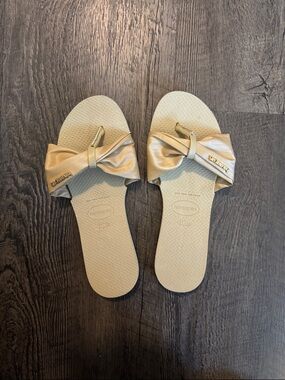NWOT Havaianas Metallic Gold Bow Slide Sandals